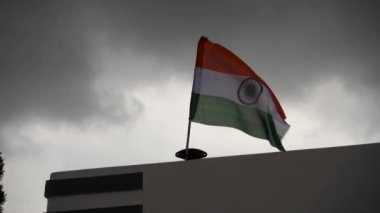 Uttarakhand, Hindistan - 13 Ağustos 2023: Üç renkli bayrak ile süslenmiş konut binası, yaklaşan Bağımsızlık Günü, 15 Ağustos