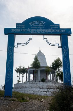 5 Haziran 2023, Tehri, Hindistan. Uttarakhand, Hindistan 'daki Lord Shiva' ya adanmış Hillside Hindu tapınağı. Tehri Garhwal 'ın manzaralarının ortasında sakin bir tapınak