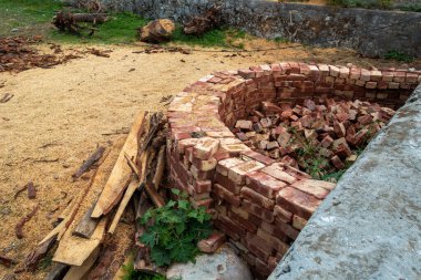 Hindistan, Uttarakhand kırsalında sürdürülebilir su korunumu için kompakt tuğla su tankları inşa ediliyor..