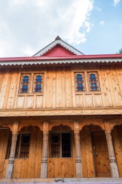 Hindistan, Uttarakhand kırsalındaki Deodar Cedar 'dan oyulmuş eski bir ev, Garhwal mimarisi..