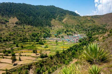 Garhwal Himalayaları 'nın kucağına, SaIndul Köyü, Tahri Garhwal, Hindistan.