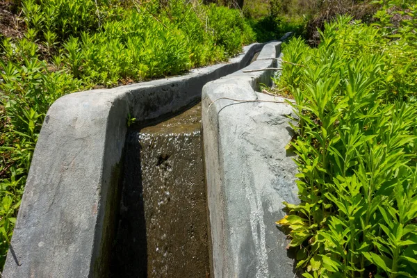 ウッタルカンドのガーウォール地域のトランキル田園地帯は 農村水管理システムの一環としてスレンダー灌漑チャネルを展示しています — ストック写真