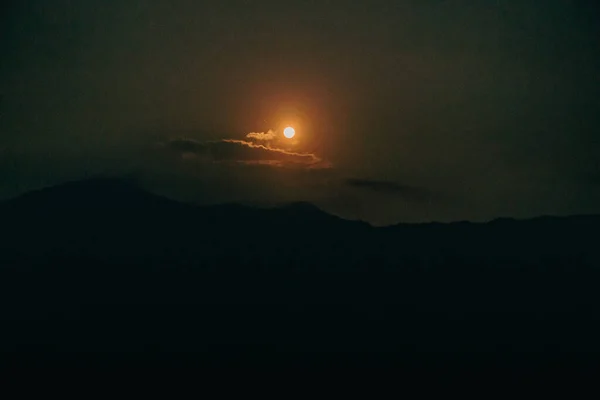 インドのウッタルカンドにあるヒマラヤ山脈を越えた赤い月 見事なナイトシーン — ストック写真