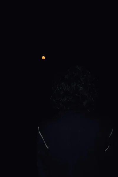 Donkere Nacht India Silhouet Van Een Man Betoverd Door Schittering — Stockfoto