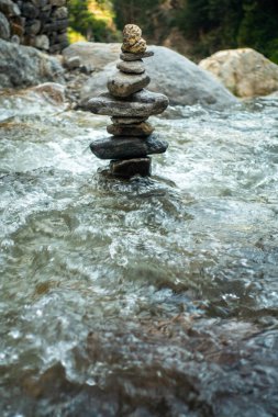 Shiva Linga, Himachal Pradesh 'teki Kinner Kailash Yatra nehrine yerleştirilen çakıl taşları ve kayalardan yapıldı.