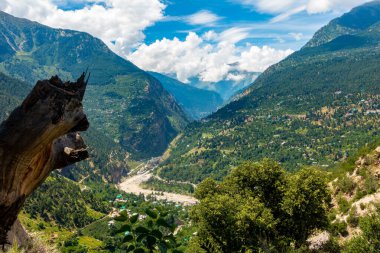 Satluj Nehri, Kinnaur 'un Himalayalar' ın derin vadilerinde kıvrılıyor, Himachal Pradesh, Hindistan.