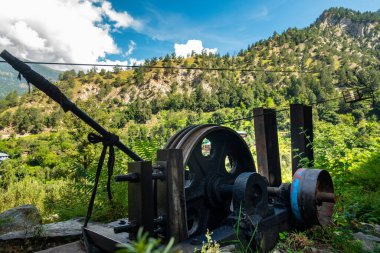 Kinnaur, Himachal Pradesh, Hindistan 'daki orman ve vadilerden mal taşımak için kırsal teleferik..