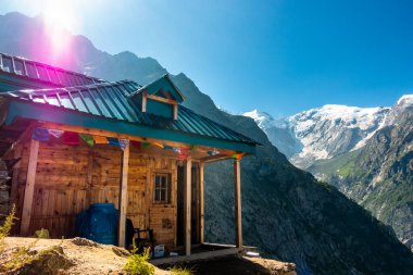 29 Ağustos, Himachal Pradesh, Hindistan: Kinner Kailash sıradağları ve vadileri arasında geleneksel bir yuva yeri.