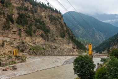 Hindistan 'ın Himachal Pradesh Eyaleti Kinnaur ilçesindeki Kalpa Tehsil' deki Satluj Nehri üzerindeki Powari Köprüsü.