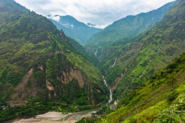 Kalpa, Kinnaur Bölgesi: Hindistan 'ın Himachal Pradesh kentinde derin vadiler ve dağ nehirleri akıyor.