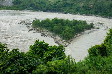 Satluj Nehri 'ndeki ıssız ada, akan sularla çevrili, Himachal Pradesh, Hindistan