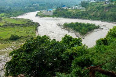 Satluj Nehri 'ndeki ıssız ada, akan sularla çevrili, Himachal Pradesh, Hindistan