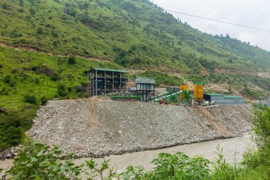 Himachal Pradesh, Satluj Nehri 'ndeki Hidroelektrik Enerji Projesi' ndeki ağır makineler Hindistan 'da nehir kıyısında erozyona neden oluyor. Nehir yıkım sahnesi.