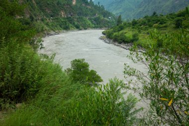 Sutlej veya Satluj Nehri Himachal Pradesh vadilerinden akar. Hindistan 'da muson mevsimi.