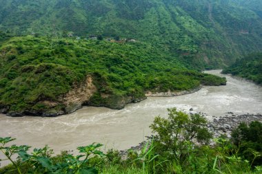 Sutlej veya Satluj Nehri Himachal Pradesh vadilerinden akar. Hindistan 'da muson mevsimi.