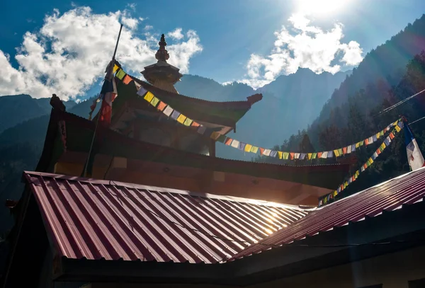 Techo Del Templo Budista Con Banderas Oración Medio Montañas Escénicas — Foto de Stock