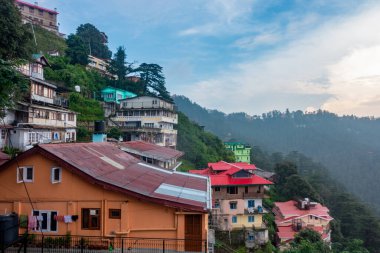 30 Ağustos 2023, Himachal Pradesh, Hindistan. Scenic Shimla, Himachal Pradesh: Hillside İnşaat, hem ticaret hem de konut.