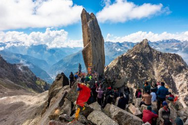 30 Ağustos 2023, Himachal Pradesh, Hindistan. Himachal Pradesh 'teki Kinner Kailash Yatra' nın bir parçası olan Rock Shivling 'de namaz kılanlar