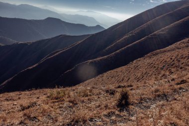 Yaz, Himalaya Uttarakhand 'ini, kavrulmuş dağ sırtlarını ve manzaraları ortaya çıkararak dönüştürür. Bölgede mevsimsel değişiklikler