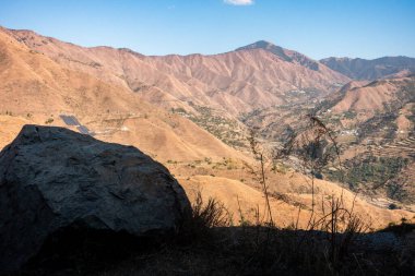 Uttarakhand 'daki Himalaya vadileri, önemli bir ön plan kayasıyla, Pattarkhol, Tehri, Hindistan.