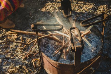Uttarakhand, Hindistan 'da eski tip demir soba duman ve küllerle tutuştu. Kışın özünü yakalıyorum..