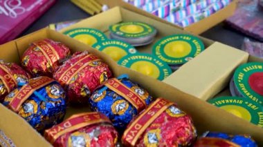 6 Ekim 2023, Uttarakhand, Hindistan. Uttarakhand, Hindistan 'daki canlı Diwali havai fişeklerinin en üst görüntüsü. Festivali renkli havai fişeklerle kutlayın. Stok medyası için mükemmel