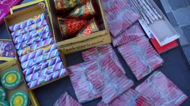 6 Ekim 2023, Uttarakhand, Hindistan. Uttarakhand, Hindistan 'daki canlı Diwali havai fişeklerinin en üst görüntüsü. Festivali renkli havai fişeklerle kutlayın. Stok medyası için mükemmel