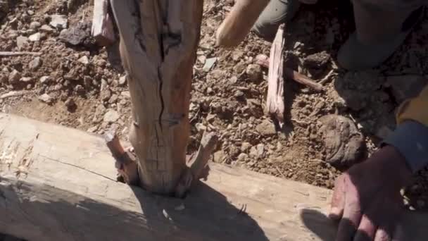 Hombre Hábilmente Reparando Arado Madera Región Del Himalaya Uttarakhand India — Vídeos de Stock