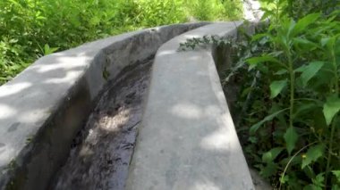 Uttarakhand 'ın Garhwal bölgesindeki sakin kırsal tarım arazileri, kırsal su yönetim sisteminin bir parçası olarak ince bir sulama kanalı sergiliyor.