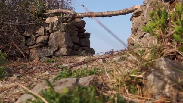 Саморобні Вхідні Ворота Дерев Яного Колоди Каміння Бічні Стовпи Відкритих — стокове відео