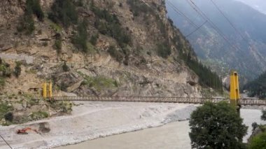 Hindistan 'ın Himachal Pradesh Eyaleti Kinnaur ilçesindeki Kalpa Tehsil' deki Satluj Nehri üzerindeki Powari Köprüsü.
