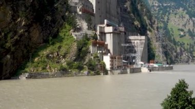 30 Ağustos 2023, Himachal Pradesh, Hindistan. Kinnaur 'daki Satluj Nehri üzerindeki JSW' nin Baspa II Hidroelektrik Projesi, Himachal Pradesh