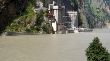 30 Ağustos 2023, Himachal Pradesh, Hindistan. Kinnaur 'daki Satluj Nehri üzerindeki JSW' nin Baspa II Hidroelektrik Projesi, Himachal Pradesh