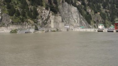 30 Ağustos 2023, Himachal Pradesh, Hindistan. Kinnaur 'daki Satluj Nehri üzerindeki JSW' nin Baspa II Hidroelektrik Projesi, Himachal Pradesh