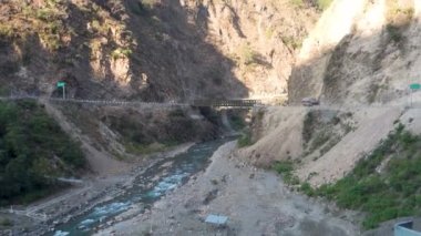 Mussoorie vadisinin ortasındaki Yamuna Köprüsü, Yamuna Nehri, Uttarakhand, Hindistan