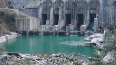 Lakhwar-Vyasi dağ vadisinin ortasında en büyük hidroelektrik baraj kompleksi. Juddo, yamnotri yolu, Kalsi, Uttarakhand yakınlarında. Hindistan.