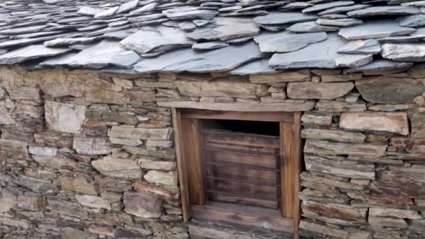Hagyományos Kőkunyhó Uttarakhandban Indiában Fából Készült Ablakkal Sziklafalon Belül Amely — Stock videók