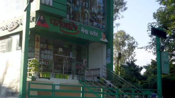 2023 인도의 우타라칸드 Patanjali Ayurveda Mega Store Rajpur Road 인도에서 — 비디오