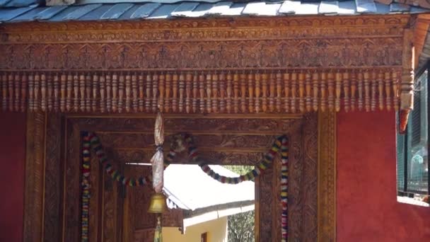 Буддийский Храм Крыше Среди Живописных Гор Рекконг Пео Химачал Прадеш — стоковое видео