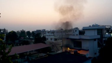 25 Aralık 2023 'te. Dehradun Şehri Hindistan. Black Smoke 'la Şiddetli Konut Yangını - Yüksek Kaliteli Stok Görüntüsü. Gerçekçi Ev Ateşi Sahnesi, Güvenlik ve Kriz Konsepti.