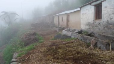 Himalaya bölgesinin kırsal kesimindeki sığırlar için evcil sığır barınakları ve yalaklar. Uttarakhand Hindistan.