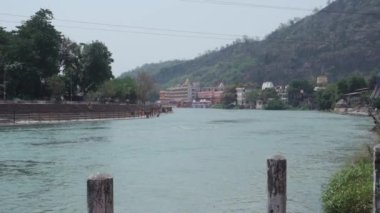 28 Haziran 2022, Uttarakhand Hindistan. Kutsal şehir Haridwar: Ganj Nehri 'nin görkemli dağlar ve kutsal banyolar arasında çarpıcı bir şekilde ele geçirilmesi. Sakin ve ruhani.