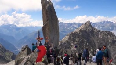 30 Ağustos 2023, Himachal Pradesh, Hindistan. Himachal Pradesh 'teki Kinner Kailash Yatra' nın bir parçası olan Rock Shivling 'de namaz kılanlar