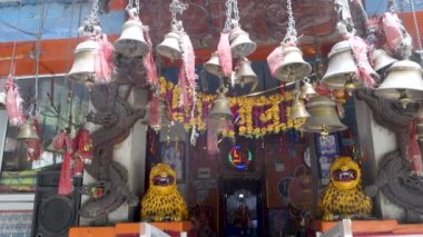 30 Ağustos 2023, Himachal Pradesh, Hindistan 'daki Hindu Tapınağı Çanları ve Süslü Kırmızı Giysiler, Hint Tanrıçasına Bağlılık