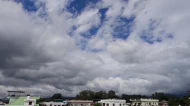 14 Ekim 2022 Uttarakhand, Hindistan. Dehradun Şehri, Uttarakhand 'in üzerinde nefes kesici bir zemin olarak derin mavi gökyüzü, şehir binaları ve görkemli dağlarla nefes kesici bulutlar..