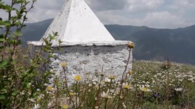 Tepenin üstünde küçük bir tapınak. Bu küçük kubbe tapınakları, Uttarakhand 'ın Himalaya bölgesinde tipik olarak bulunur..