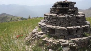 Çok güzel manzaraları olan bir çayırın ortasında taşlardan yapılmış Lord Shiva 'ya adanmış antik, küçük bir piramit şeklinde tapınma putu. Himalayalar 'ın Kültürleri, Uttarakhand, Hindistan.