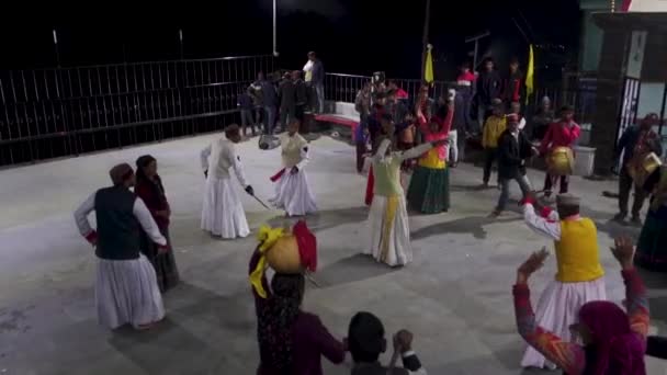 2022年10月14日 インド ウッタルカンド インドのウッタルカンド州テヘリ ガーウォールで活気に満ちた文化フェスティバル 先住民の楽器で先住民の音楽に踊るカラフルな伝統的な服装の人々 — ストック動画