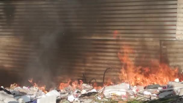 November 2022 Het Verbranden Van Anorganisch Afval Dat Grote Vlammen — Stockvideo