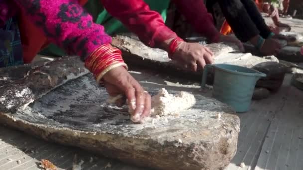 2023年1月31日 印度Uttarakhand的Tehri Garhwal 传统的手工磨石在行动 电影特写中的文化节食品准备工作在君萨 君普尔 — 图库视频影像